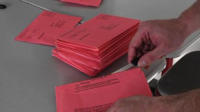 Bild: Gabi Schönberger
In der Hans- und Sophie-Scholl-Realschule sowie im Elly-Heuss-Gymnasium hatten die Wahlhelfer am Sonntagabend alle Hände voll mit der Auszählung der Briefwahl zu tun.