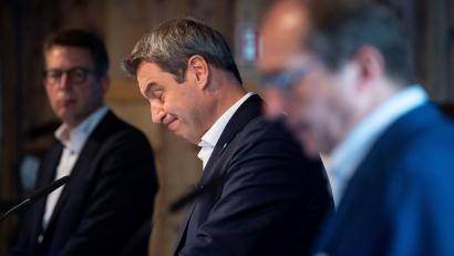 Bild: Sven Hoppe/dpa
Markus Blume (l-r), Generalsekretär der CSU, Markus Söder, CSU-Vorsitzender und Alexander Dobrindt, CSU-Landesgruppenchef im Bundestag, nehmen in der Parteizentrale nach einer Sitzung des CSU-Vorstands an einer Pressekonferenz teil.
