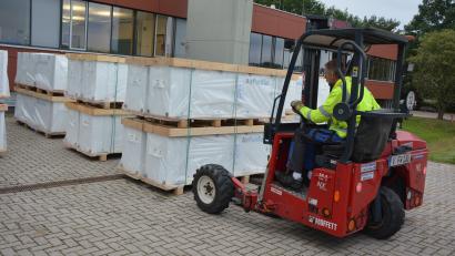 Bild: jr
Am Freitagvormittag wurden 58 Luftreinigungsgeräte ans Tirschenreuther Stiftlandgymnasium angeliefert und gleich in den Klassenzimmern eingebaut.