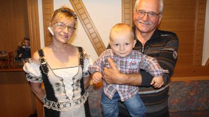 Bild: soj
Vorsitzender Hans-Jürgen Enders (rechts) mit den neuen Trachtlern Max Enders und Valeria Pausch.