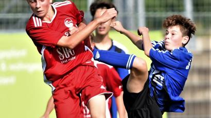 Bild: Büttner, Gerhard
Lukas Merkel (rechts) geht mit hohem Bein in den Zweikampf. Die C-Junioren der SpVgg SV Weiden kassierten gegen den FC Coburg eine 1:3-Heimniederlage.
