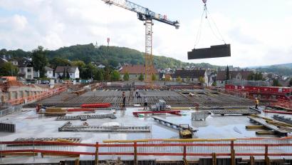 Bild: Stephan Huber
Bei den im Bau befindlichen Oberpfalz-Arkaden in Sulzbach-Rosenberg hat es erneut einen Besitzerwechsel gegeben. Der Zeitplan zur Fertigstellung werde davon nach Angaben des Verkäufers nicht beeinträchtigt.
