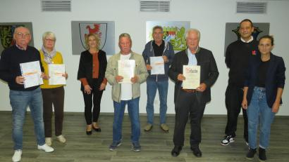 Bild: adj
Die Ausgezeichneten der Reha-Vitalsportgruppe Altenstadt. Vorsitzende Diana Bayer(Dritte von links) freute sich Katharina Trottmann (rechts) und Frederic Schneider (Zweiter von rechts) als Nachfolger von Dr. Gerhard Zahner (Dritter von rechts), der 50 Jahre aktiv bei der RVSG war, zu begrüßen.