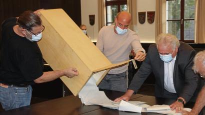 Bild: kro
Als die Wahllokale am Sonntag um 18 Uhr geschlossen hatten, begannen die Wahlhelfer mit der Auszählung der Stimmzettel.