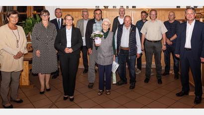 Bild: chl
Den langjährigen Mitgliedern des CSU-Ortsverbands Poppenricht-Traßlberg gratulieren Listenkandidatin Birgit Barth (Zweite von links), CSU-Kreisvorsitzender Harald Schwartz (Dritter von links), Direktkandidatin Susanne Hierl (Vierte von links) und Ortsvorsitzender Bürgermeister Herrmann Böhm (rechts).