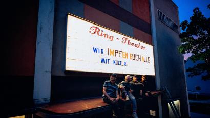Bild: Sebastian Reiter/exb
Die Leuchtreklame des Ring-Kinos macht noch Werbung für die Kultur allgemein. Demnächst wollen Lukas Höllerer (links) und Co. hier die "Sünde"-Konzerte anpreisen.