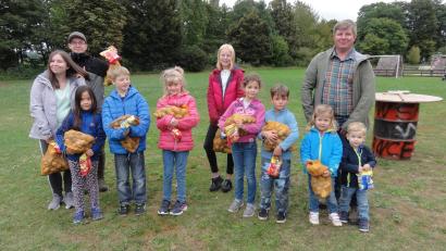 Bild: jhö
Die Familie von Christian Lang schätzt bis auf drei Gramm das richtige Gewicht der Kartoffel. Die zehn besten Schätzungen werden mit einem Sack Kartoffel-Vielfalt und Chips belohnt.