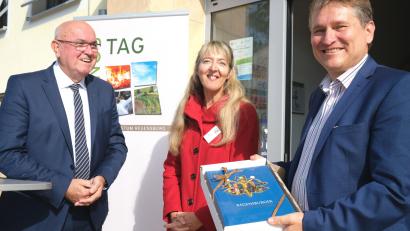 Bild: Hirsch
Dekan Hans Amann (links) und die Organisatorin des Schöpfungstages, Beate Eichinger (Mitte), überreichten Professor Dr. Manfred Miosga (rechts) eine Ausgabe der "Regensburger Sonntagsbibel".