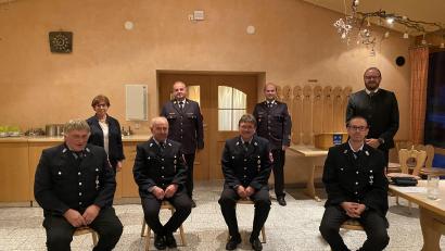 Bild: K. Forster/exb
Hohe Ehre für jahrzehntelangen Feuerwehrdienst. Von links: Josef Fenzl, Bürgermeisterin Marianne Rauh, Alfred Kett, Kreisbrandinspektor Martin List, Gerhard Frank, Kreisbrandrat Marco Saller, Sebastian Scheidler, Landrat Andreas Meier.