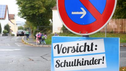 Bild: Gabi Schönberger
Die neue Regelung, Elterntaxis weiträumig vom Neustädter Schulhügel auszusperren, entspannt die Verkehrssituation vor den Bildungseinrichtungen spürbar. Für die Kinder bedeutet das mehr Sicherheit.