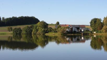 Bild: wro
Mehr als drei Jahrzehnte lang war der Aslhof der Familie Zrenner (idyllisch am Kornthaner Weiher gelegen) ein Standort der Kornthaner Dorfglocke.