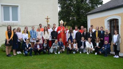 Bild: ak
Die Kulmainer Firmlinge nahmen nach dem Gottesdienst Firmspender Weihbischof Josef Graf fürs Erinnerungsfoto in ihre Mitte.