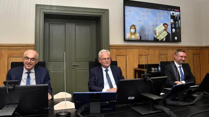 Bild: Petra Hartl
Justizminister Georg Eisenreich (rechts auf dem Monitor) zeigt zwei „Gürteltiere“ – zur Belustigung von Landgerichtspräsident Harald Riedl, OLG-Präsident Thomas Dickert und Robert Wunderer (von links) von der IT-Stelle der Justiz.