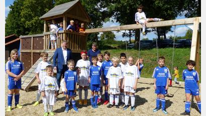 Bild: jp
Junge Fußballspieler nehmen den neuen Spielplatz auf dem Gelände des TuS Kastl gleich in Beschlag. Bürgermeister Stefan Braun (links) und Vorsitzender Norbert Bleisteiner (rechts) haben die Anlage vorher eröffnet.