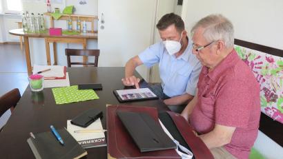 Bild: jzk
„Der Umgang mit dem Tablet ist keine Hexerei“, meinte Jürgen Blumberg (links) bei seinem Beratungsgespräch.