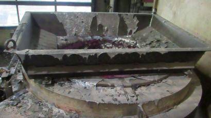 Bild: Polizeiinspektion Neustadt/WN
In dieser Schmelzwanne war das flüssige Aluminium explodiert. Durch die Spritzer wurde ein 46-jähriger Arbeiter verletzt.