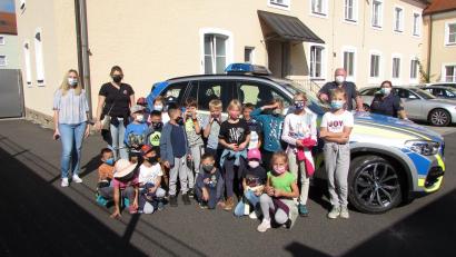 Bild: Kinderhaus Tausendfüßler/exb
Die Hortkinder mit (hinten, von links) den Betreuerinnen Nadine Braun und Caroline Schenk sowie (hinten, von rechts) Polizeihauptmeister Christian Lenz und Polizeihauptmeisterin Diana Lenz.