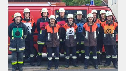Bild: Tanja Götz/exb
Nach bestandener Leistungsprüfung (von links): Sebastian Mattner (Kommandant, Stufe V), Benedikt Dietrich (Stufe III), Johannes Dietrich (Stufe IV), Melina Seifert (Stufe I), Marco Götz (Stufe IV), Thomas Freimuth (Stufe I), Manuel Seifert (Stufe IV), Verena Dietrich (Stufe I), Markus Dobmeier (Stufe III), Lukas Ehbauer (Stufe II) und Christopher Richter (Zweiter Kommandant, Stufe IV).