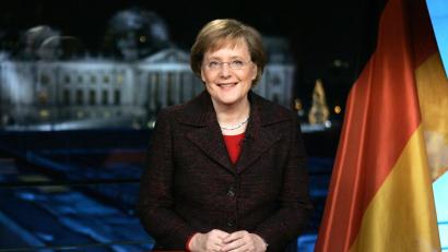 Bild: picture-alliance/ dpa/dpaweb | Fabrizio Bensch
Bundeskanzlerin Angela Merkel bei der Aufzeichnung ihrer ersten Neujahrsansprache im Kanzleramt.