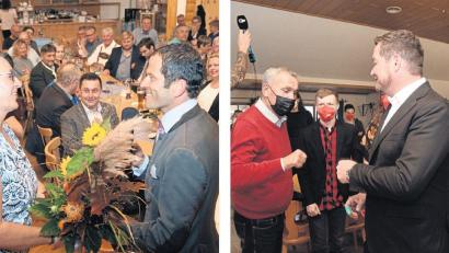 Bild: Gabi Schönberger
Mit Blumen gratuliert (von links) Bundeswahlkreisgeschäftsführerin Carmen Pepiuk CSU-Mann Albert Rupprecht zum Direktmandat. Derweil freuen sich Weidens Altoberbürgermeister Kurt Seggewiß und SPD-Bundestagsabgeordneter Uli Grötsch über das gute Abschneiden der SPD auf Bundesebene.
