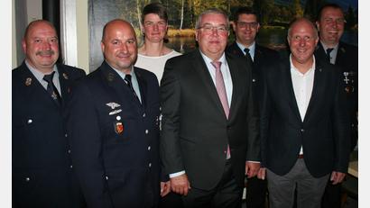 Bild: wfw
Der verabschiedete Altbürgermeister Josef Reindl (Vierter von links) inmitten der Führungskräfte der vier Feuerwehren (von links): die Kommandanten Thomas Hackenberg (FFW Kemnath) und Berthold Heindl (FFW Neuersdorf), Laura Renda (Stadtverwaltung), Kommandant Michael Werner, Bürgermeister Marcus Eichenmüller und der ehemalige Kommandant Heiko Friedl (FFW Holzhammer).