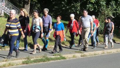 Bild: Franz Preis
Im Laufe des 40 Kilometer langen Marsches hatte sich der Zug mehrmals vergrößert. Mit 85 Jahren lief Anna Fiedler (ganz links) die letzten 10 Kilometer über zwei Stunden mit und das keineswegs am Ende des Zuges. Mit der Teilnahme ihrer Tochter und Enkeltochter ist zugleich für Kontinuität bei der Wallfahrt gesorgt.