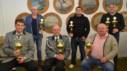 Bild: doj
Die Vereinsmeister erhielten Pokale und Urkunden. In den verschiedenen Sparten mit unterschiedlichen Schusswaffen lieferten sich die Schützen einen packenden Wettbewerb.