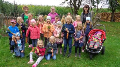 Bild: amö
Stolz präsentierten die kleinen Gärtner ihre Rüben mit der Vorstand des Obst- und Gartenbauvereins Winklarn Martina Irlbacher, Nicole Spachtholz und Anita Dietl (von links)