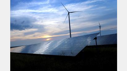 Symbolbild: Karl-Josef Hildenbrand/dpa
Solarzellen und Windräder sind wichtige Bestandteile in den Plänen der Gesellschaft "Zukunftsenergie Nordostbayern".