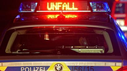Symbolbild: Stefan Puchner/dpa
Ein Streifenwagen der Polizei steht an einer Unfallstelle.