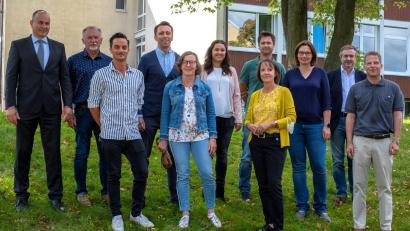 Bild: Berufsschulzentrum Marktredwitz/exb
Auf die Zusammenarbeit freuen sich (vordere Reihe, von links) Siegfried Häusler, Gertrud Göpfert, Kathrin Böttler, Peter Braune (weiterer ständiger Vertreter des Schulleiters, FOS/BOS) sowie (hintere Reihe, von links) Michael Schmidt (Schulleiter, BSZ), Heribert Pickert (ständiger Vertreter des Schulleiters, BSZ), Christoph Beer, Viktoria Birner, Andreas Dorsch, Ann-Mirjam Böhm und Frank Eckstein (weiterer ständiger Vertreter des Schulleiters, Wirtschaftsschule).
