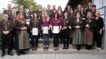 Bild: Philipp Korb/exb 
Die Musikkapelle Schwarzenfeld zeichnete zahlreiche Mitglieder für ihre treue zum Verein aus. Außerdem wurden Leistungsabzeichen vergeben.