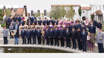 Bild: Erhard Ebenhöch/exb
Der Jubelverein KSK/RK Ursensollen mit Festdamen, dem Patenverein Utzenhofen, der Fahnenabordnung der KSK/RK Hohenkemnath, der Ehrenwache und der Musikkapelle vor der Kirche St. Vitus. Mit dabei auch Bürgermeister Albert Geitner (zweite Reihe, rechts) und Monsignore Josef Gehr (vordere Reihe, Vierter von rechts).