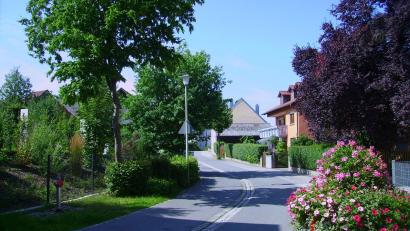 Bild: bjp
Freie Fahrt mit kleinen Hindernissen: Voraussichtlich ab kommendem Frühjahr werden Bremsschwellen in der Von-Zedtwitz-Straße den Verkehr auf anwohner- und kinderfreundlicheres Tempo drosseln.