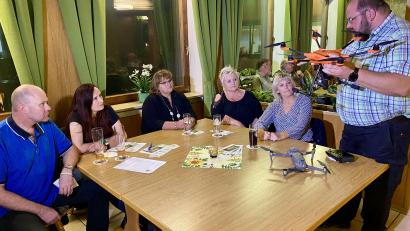 Bild: Eichl
Stefan Radies (rechts), Vorsitzender des Vereins Rehkitzrettung NEW-WEN, erläutert an den Tischen die Arbeitsweise der Wärmebilddrohnen.