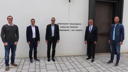 Bild: Stadt Tirschenreuth/exb
Bürgermeister Franz Stahl (Zweiter von rechts) mit Professor Marcus Jautze (Mitte), Stellvertretendem Kämmerer Harald Eckstein (rechts), Sebastian Gebauer, Koordinator Digitales Studieren Bayern (Zweiter von links) sowie Armin Egetenmeier, Mitarbeiter Studiengangskoordination Digitales Studieren Bayern (links) vor dem Eingang der Fronfeste.
