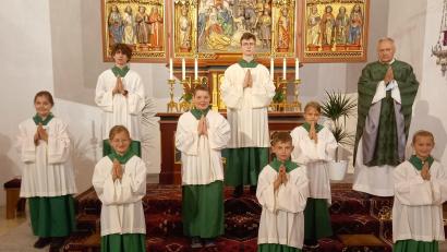 Bild: exb/Pfarrei Tirschenreuth
Die neuen Ministranten (vorne) mit Oberministrant und Gruppenleiter sowie Stadtpfarrer Georg Flierl.