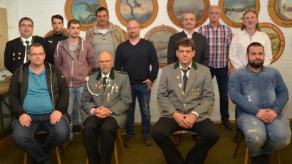 Bild: doj
Mit Schützenmeister Robert Diermeier (sitzend, Zweiter von rechts) blicken die Schützen wieder positiv in die Zukunft. Günter Knechtel (sitzend, Zweiter von links) will sich mit Diermeier wieder für mehr Beständigkeit einsetzen. Der stellvertretende Gauschützenmeister Florian Frischmann (hinten, links) bot ebenso Hilfe beim sportlichen Neubeginn an.