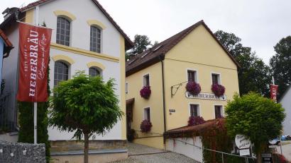 Bild: ü
Nach dem Muster der Wiederbelebung von Heberbräu in Kirchenthumbach (Bild), soll die Böheim-Brauerei in Pegnitz saniert werden. Gebraut werden soll dann mit Rohstoffen aus der Region.