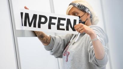 Symbolbild: Friso Gentsch
Die Aufkleber "Impfen" werden abgemacht, viele Impfzentren schließen demnächst.