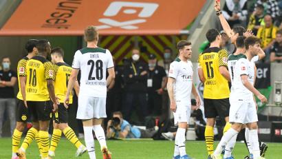Bild: Bernd Thissen/dpa
Die Aufregerszene: Schiedsrichter Deniz Aytekin (Dritter von rechts) zeigt Dortmunds Mahmoud Dahoud (links) die Gelb-Rote Karte.