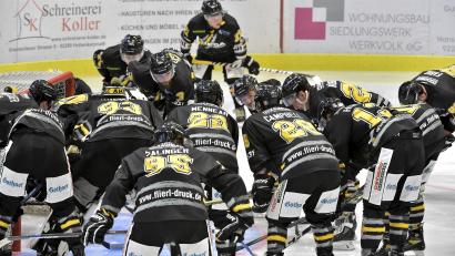 Archivbild: Hubert Ziegler
Die Spieler des ERSC Amberg schwören sich auf die neue Saison in der Eishockey-Bayernliga ein. Erster Gegner ist am Sonntag, 3. Oktober, der TSV Peißenberg, das erste Heimspiel haben die Wild Lions am Freitag, 8. Oktober, gegen den EHC Waldkraiburg.