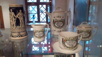 Bild: bjp
"Heimatfront"-Idyll im Ersten Weltkrieg: Markige Sprüche zierten dieses Kaffeeservice von 1916 und den links daneben platzierten Bierkrug von 1914, die in der neuen Sonderausstellung des Kemnather Museums aus Anlass des 150. Jahrestags der Reichsgründung gezeigt werden.