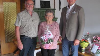 Bild: sei
Irmgard Mayer (Mitte) feierte fit und gesund 90. Geburtstag. Die Glückwünsche der Marktgemeinde überbrachte Bürgermeister Richard Kammerer (rechts). Sohn Manfred (links) schaut nicht nur am Geburtstag sondern täglich bei der Mutter vorbei.