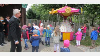 Bild: njn
Viel Spaß hatten die Kinder bei der Kirwa-Feier im städtischen Kindergarten. Mit dabei war auch Bürgermeister Johannes Reger (links).
