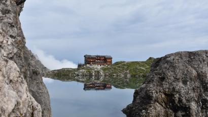 Bild: Gunther Lehmann
Die Karlsbader Hütte liegt inmitten eines grandiosen, natürlichen Amphitheaters am Laserzsee.