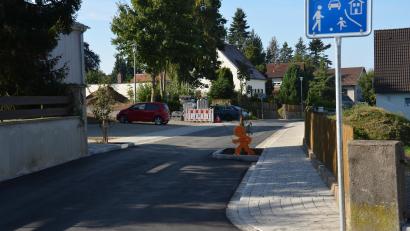 Bild: doj
Die Wiesenstraße wurde nach der Umgestaltung zum verkehrsberuhigten Bereich ausgebaut, um die Sicherheit der Kindergartenkinder zu erhöhen.
