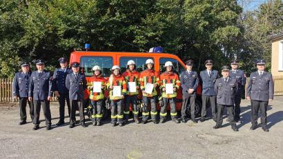 Bild: gz
Der ersten MTA-Prüfung im Feuerwehrbereich Ost stellten sich im Beisein der Feuerwehrführung in Eslarn zwei Feuerwehrdamen und drei Feuerwehrherrn.