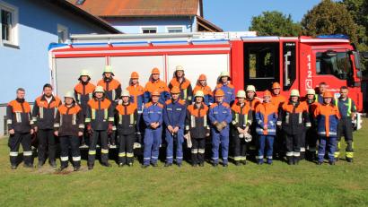 Bild: Feuerwehr Pressath/exb
Die jungen Teilnehmer mit ihren Ausbildern vor dem Feuerwehrgerätehaus in Pressath.