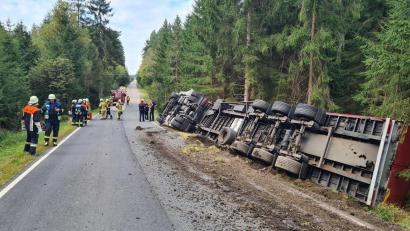 Bild: rw
Nach diesem Unfall war die Straße zwischen Falkenberg und Schönficht mehrere Stunden gesperrt.